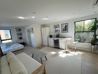 Contemporary Guest Studio with Roof-top Deck Walk to Santa Monica Beach - Los Angeles - 6