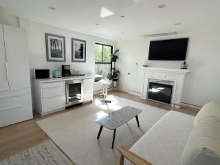 Contemporary Guest Studio with Roof-top Deck Walk to Santa Monica Beach - Los Angeles - 5