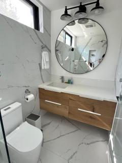 Contemporary Guest Studio with Roof-top Deck Walk to Santa Monica Beach - Los Angeles - 3