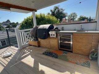 Contemporary Guest Studio with Roof-top Deck Walk to Santa Monica Beach - 4