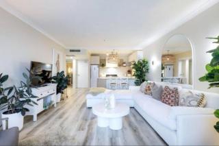 Elegant Oceanview Stay - 1