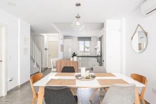 CASA LA PLAYA-CONIL Vacaciones de Lujo en Conil con Todas las Comodidades NETFLIX-HBO-DISNEY-CANALES DE FUTBOL-WIFI ALTA VELOCIDAD-SMART TV 65"-ALEXA - 4