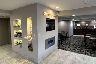 La Quinta Inn and Suites by Wyndham Cincinnati North - 1