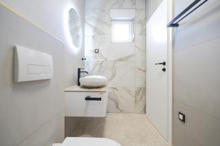 CROWONDER Villa Bura with Heated Swimming Pool and Jacuzzi - Privlaka - 3