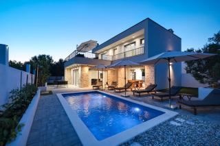 CROWONDER Villa Bura with Heated Swimming Pool and Jacuzzi - Privlaka - 1