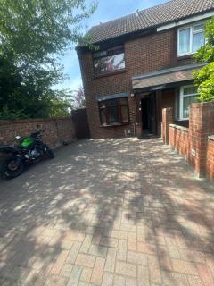 private room with free parking close to lake side - West Thurrock - 9