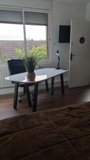 La Fermette à Achicourt - Chambre ZEN, lit double avec grand bureau donnant sur cour au carré - 8