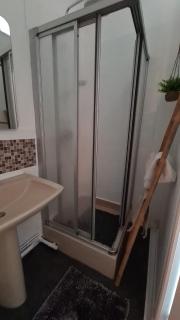 La Fermette à Achicourt - Chambre ZEN, lit double avec grand bureau donnant sur cour au carré - 3