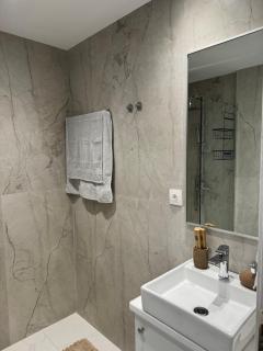 Cozy City Center Apartment B - Rodes - 7