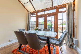 Stunning 5 Bedroom House - Croydon - 3