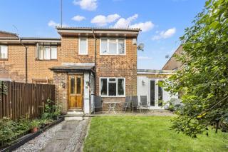 Secret Garden House with Free Parking By My Getaways - Horsham - 9