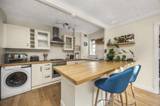 Secret Garden House with Free Parking By My Getaways - Horsham - 5