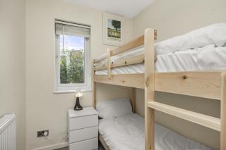 Secret Garden House with Free Parking By My Getaways - Horsham - 3