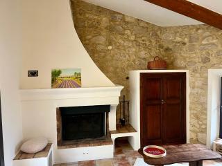 Charming & medieval village house completely renovated with great exterior and views - Mallemort - 3