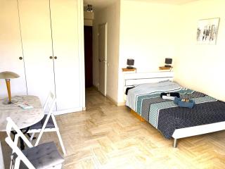 Cannes Marina swimming pool near Mediterranée sea inland port - 4