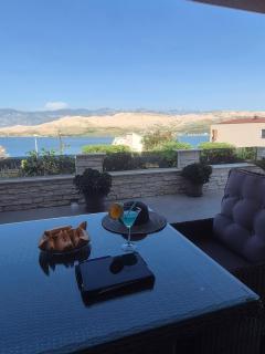 Apartmani Roberta Pag -obiteljska kuća prizemnica sa 2 odvojena apartmana od toga jedan moderan luxuzniji, pogled na more sa velikih terasa, dvosobni apartmani - Pag - 5