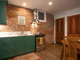 Queen Anne Guest Apartment In Historic District - 5