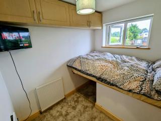 Double Room, Large TV, With Great Transport Links - Bolton - 7
