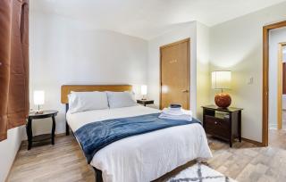 Spacious 7-Bedroom House in peaceful Milwaukie with WIFI, AC, Laundry - 8