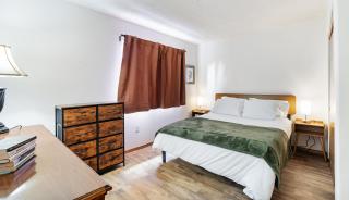 Spacious 7-Bedroom House in peaceful Milwaukie with WIFI, AC, Laundry - Milwaukie - 7