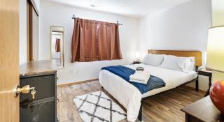 Spacious 7-Bedroom House in peaceful Milwaukie with WIFI, AC, Laundry - Milwaukie - 4