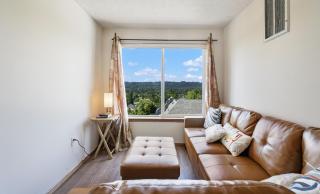 Spacious 7-Bedroom House in peaceful Milwaukie with WIFI, AC, Laundry - 1