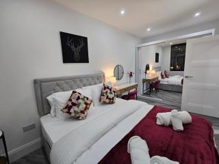 Abbey Corner by Nivaas 3-Located in the heart of the city centre-5 minute walk to train station-20 minutes to London via train - 5