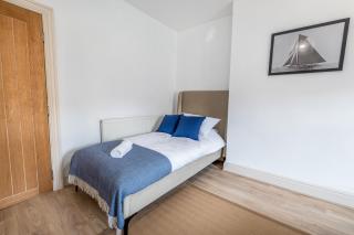 Mariners' Retreat, sleeps 6, free parking & WiFi, Wirral - New Brighton - 2