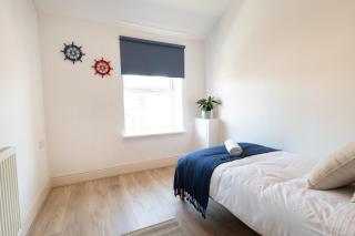 Mariners' Retreat, sleeps 6, free parking & WiFi, Wirral - New Brighton - 4