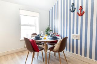 Mariners' Retreat, sleeps 6, free parking & WiFi, Wirral - New Brighton - 7