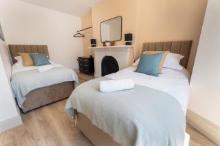 Mariners' Retreat, sleeps 6, free parking & WiFi, Wirral - New Brighton - 0