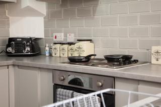 Entire Modern Home in Manchester and Near Peak District - 2