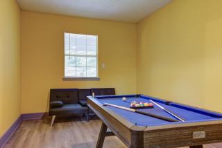 Indoor fireplace with patio and Pool Table - Beaumont - 6