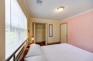Indoor fireplace with patio and Pool Table - Beaumont - 2