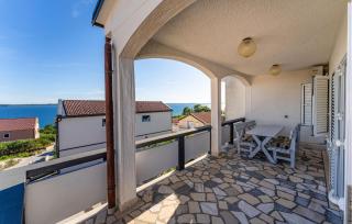 Stunning Apartment In Rtina - 0