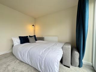 Modern 4 Bedroom Lakefront Home with 7 Beds, Private Parking, Garden and Beautiful Lake Views - 2