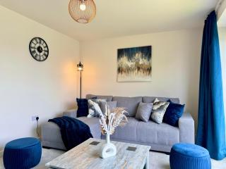 Modern 4 Bedroom Lakefront Home with 7 Beds, Private Parking, Garden and Beautiful Lake Views - 3