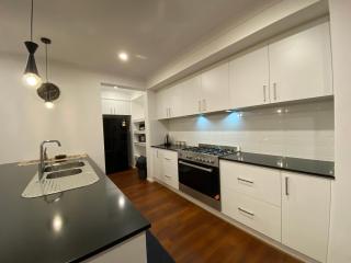 Whole House with 4QB - 44 Aspect - 30 minutes from Melbourne International Airport - 2 Minutes to Westfield Shopping Center - 8