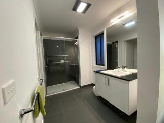 Whole House with 4QB - 44 Aspect - 30 minutes from Melbourne International Airport - 2 Minutes to Westfield Shopping Center - 6