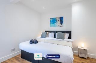 Serviced Accommodation London,4 Bed House,Sleeps 7 on 4 or 7 Beds,4 Car Driveway,WiFi,The London Stay Short Let Heathrow,Long Term Stays Welcome - Hounslow - 9