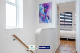 Serviced Accommodation London,4 Bed House,Sleeps 7 on 4 or 7 Beds,4 Car Driveway,WiFi,The London Stay Short Let Heathrow,Long Term Stays Welcome - Hounslow - 1
