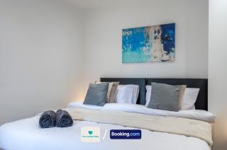 Serviced Accommodation London,4 Bed House,Sleeps 7 on 4 or 7 Beds,4 Car Driveway,WiFi,The London Stay Short Let Heathrow,Long Term Stays Welcome - Hounslow - 2