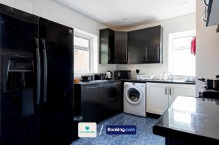 Serviced Accommodation London,4 Bed House,Sleeps 7 on 4 or 7 Beds,4 Car Driveway,WiFi,The London Stay Short Let Heathrow,Long Term Stays Welcome - Hounslow - 7