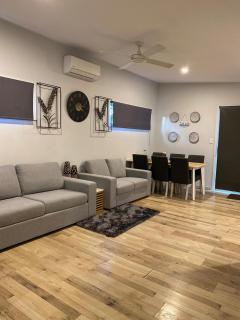 Coastal Hideaway By Lake - Toukley - 2