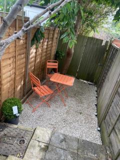 SUPER CONVENIENT FOR CENTRAL LONDON - LARGE 2 DOUBLE BED apartment 30 seconds walk to platform train station and 19 mins to London Waterloo - Londra - 9