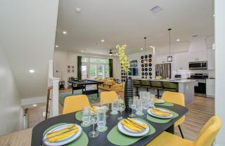 3bd-Rooftop Movie Theater-BBQ-Retro Music Theme-Downtown 8mins - 7