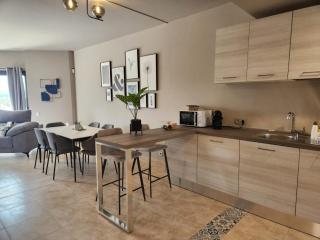 Ático esquinero con preciosas vistas al Valle del Este Golf con piscina comunitaria! - 9