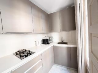 Stylish 1BR Central Apt, AC, Near Top Sight, Private Parking Opt - Seville - 5