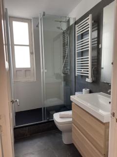 Stylish 1BR Central Apt, AC, Near Top Sight, Private Parking Opt - Seville - 1