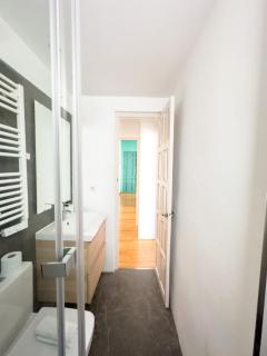 Stylish 1BR Central Apt, AC, Near Top Sight, Private Parking Opt - Seville - 8